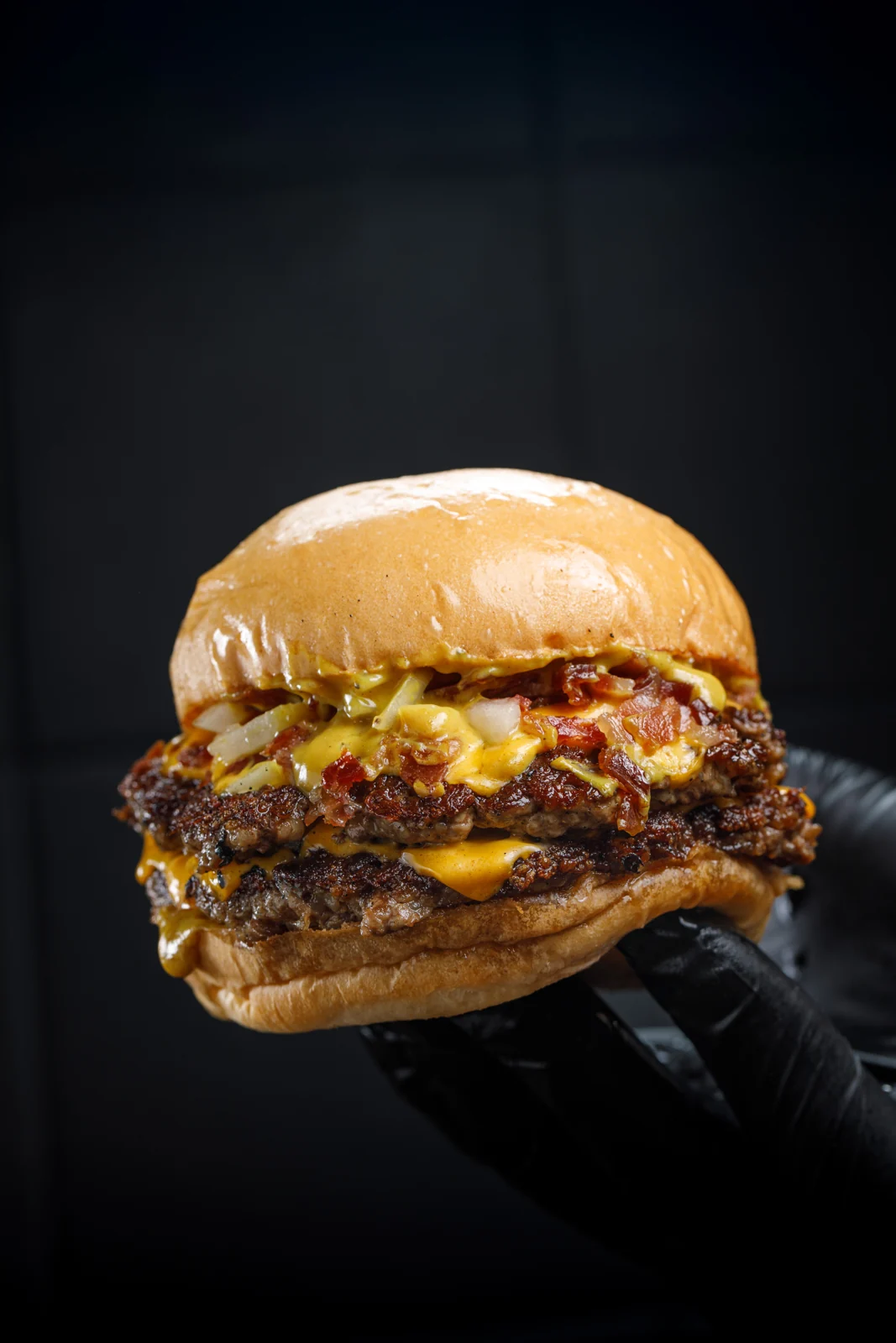 Burger de Hats sostenida con un guante negro