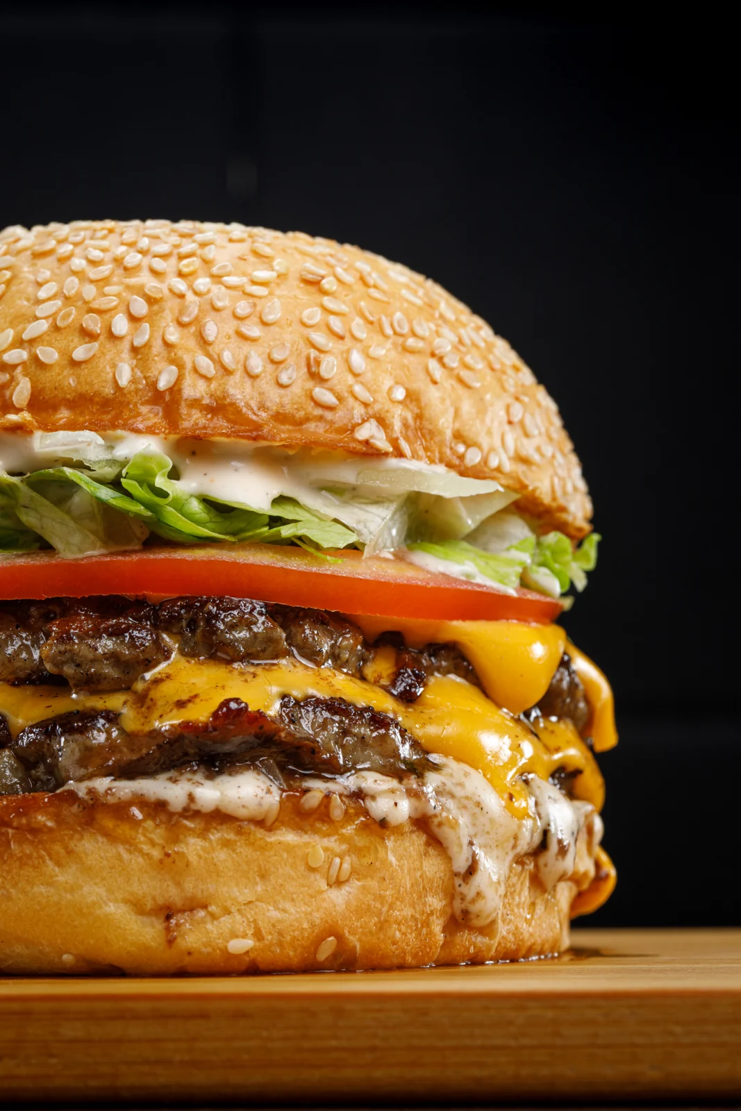 Burger de Hats con pan de sésamo sobre una tabla