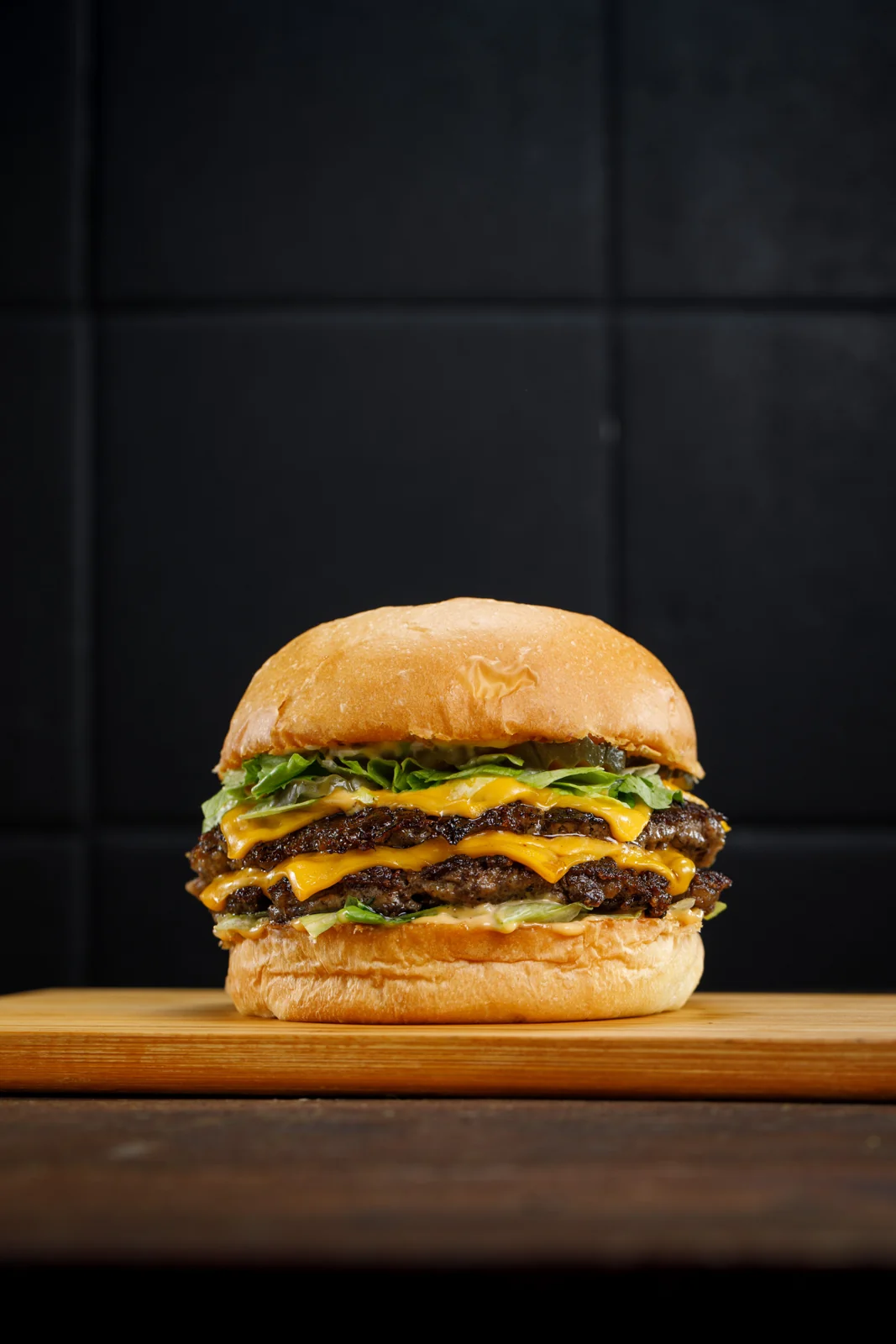 Burger de Hats con lechuga y cheddar sobre una tabla